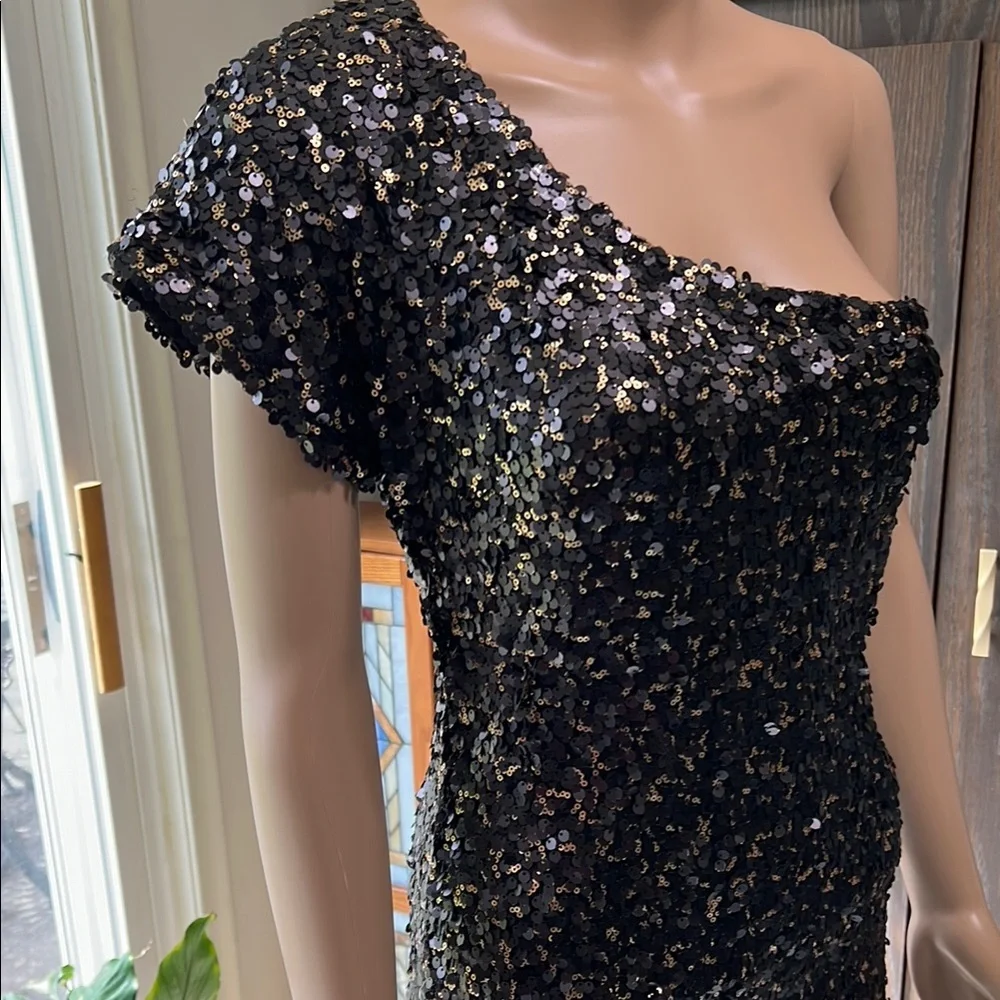 Elegant Black and Gold Sequin One-Shoulder Mini Dress, Size Medium - Picture 3 of 8